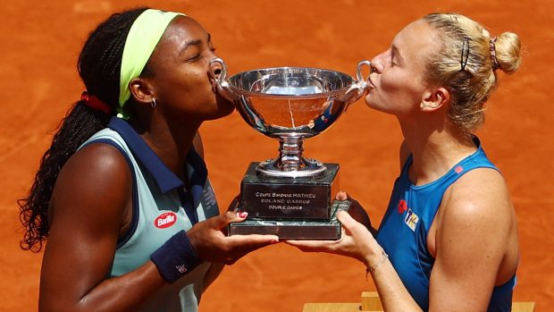 Američanka Coco Gauffová a Kateřina Siniaková slaví na Roland Garros titul ve čtyřhře