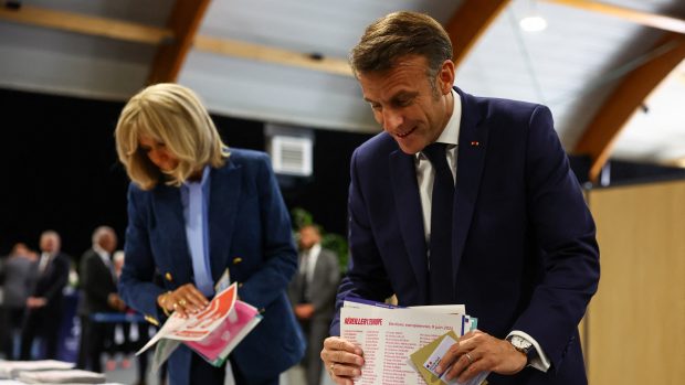 Hlasy odevzdali i francouzský prezident Emmanuel Macron a jeho žena Brigitte