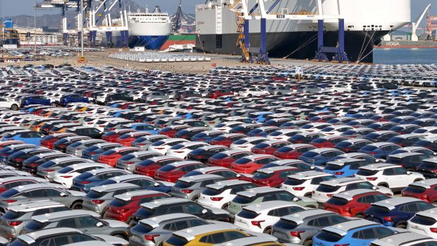 Vozy čekající na transport v čínském přístavu ve městě Jen-tchaj