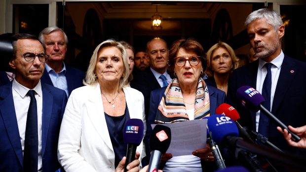 Annie Genevardová, generální tajemnice francouzské konzervativní strany Les Republicains, hovoří na tiskové konferenci po mimořádném zasedání