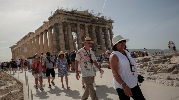 Turisté na vrcholu Akropolis před jeho uzavřením v důsledku vlny veder (fotografie ze 13. června 2024)