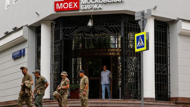 Moskevská burza v reakci na nové rozsáhlé sankce zastavila obchodování s devizami v dolarech a eurech
