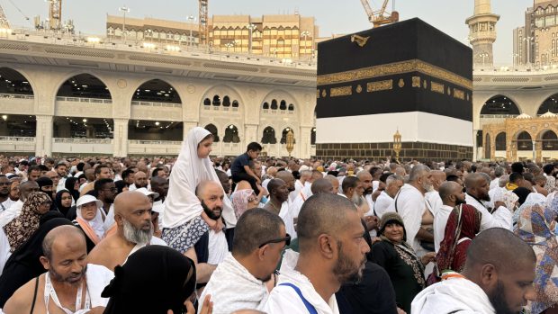 Muslimové přicházejí z celého světa, aby se mohli pomodlit u Kaaby v Mekce v Saúdské Arábii