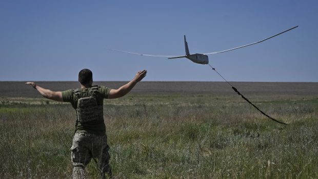 Ukrajinský voják 148. samostatné dělostřelecké brigády ukrajinských vzdušných sil vypouští americký průzkumný dron.