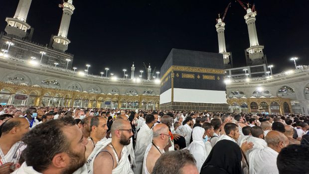 Muslimští poutníci obcházejí Kaabu během každoroční pouti v Mekce