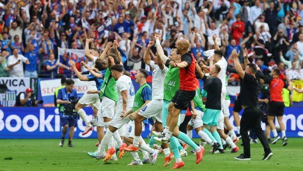 Slovenští fotbalisté slaví vítězství 1:0 nad Belgií