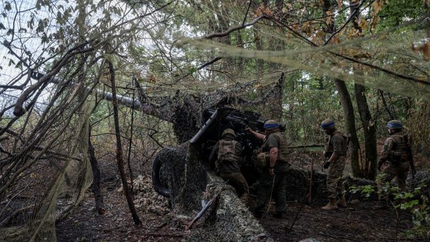 Ukrajinští dělostřelci nedaleko Charkova