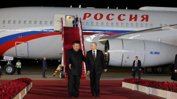 Kim si s Putinem podal ruku, objali se a pak spolu v limuzíně odjeli k Putinovu hotelu