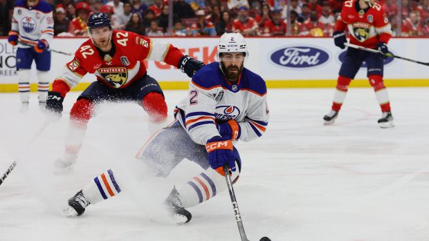 Hokejista Edmontonu Evan Bouchard během finále Stanley Cupu proti Floridě