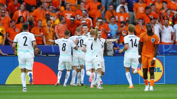 Fotbalisté Rakouska se radují z branky do sítě Nizozemska