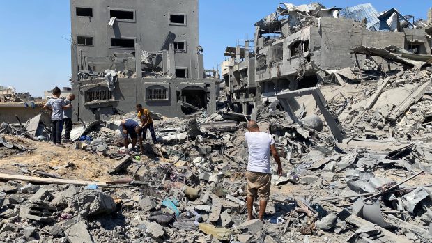 Palestinci si prohlížejí škody na budovách po izraelských náletech v Gaze