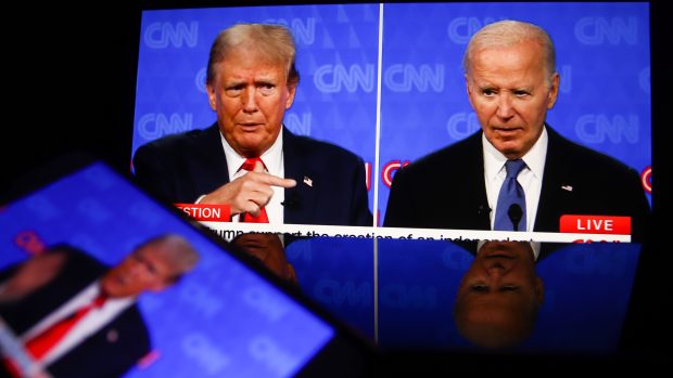 Joe Biden a Donald Trump se ve v noci ze čtvrtka na pátek střetli v první ze dvou předvolebních diskuzí
