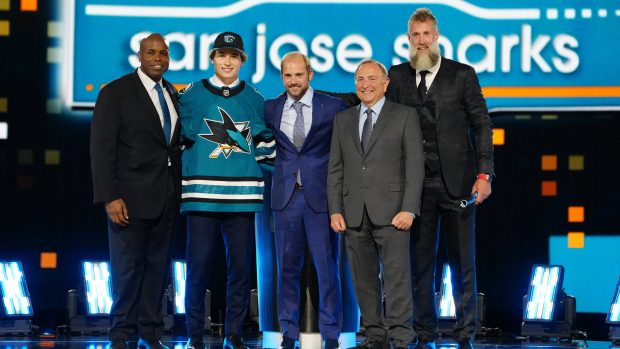 Macklin Celebrini (druhý zleva) se stal jedničkou draftu NHL pro rok 2024