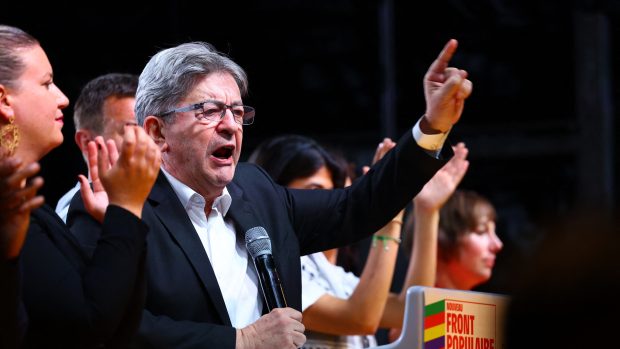 Jean-Luc Mélenchon, vůdce francouzské krajně levicové opoziční strany La France Insoumise (Nepoddajná Francie), reaguje na odhadované výsledky parlamentních voleb