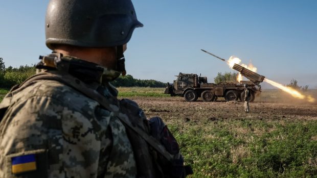 Ukrajinští vojáci pálí z raketometu RM-70 Vampire na ruské jednotky poblíž frontové linie v Doněcké oblasti