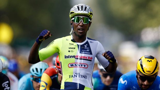 Eritrejský cyklista Biniam Girmay vyhrál v hromadném spurtu třetí etapu Tour de France a v posledním dojezdu 111. ročníku na italském území vybojoval pro stáj Intermarché-Wanty první vítězství ve slavném závodu