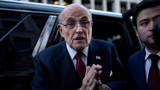Bývalý starosta New Yorku Rudy Giuliani odchází z budovy amerického okresního soudu poté, co mu bylo ve Washingtonu nařízeno zaplatit 148 milionů dolarů v případu pomluvy