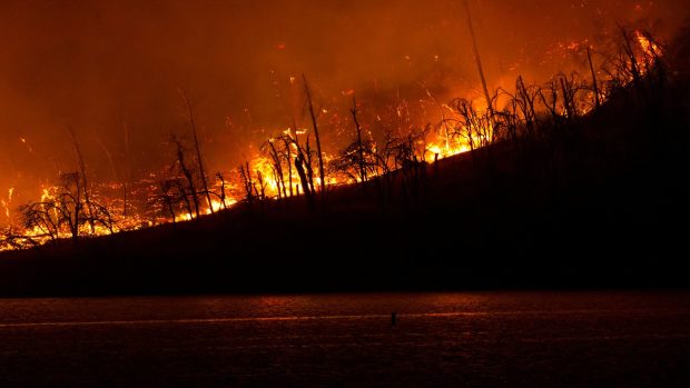 Hasiči bojují s lesním požárem poblíž města Oroville