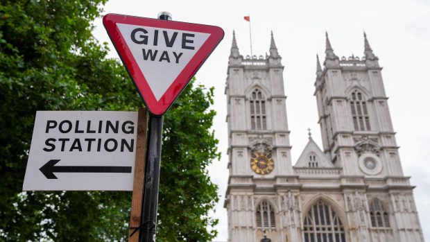 Cedule u Westminsterského opatství ukazuje směr do volební místnosti