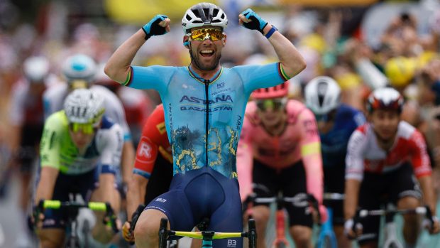 Mark Cavendish slaví triumf ve sprinterském dojezdu páté etapy Tour de France, který mu přinesl rekord