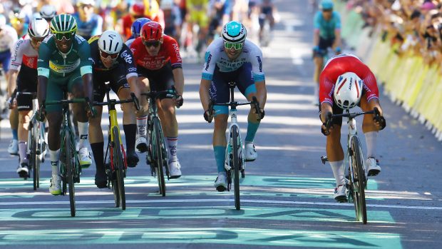 Nizozemský cyklista Dylan Groenewegen vyhrál spurt v Dijonu a vybojoval na Tour de France šesté etapové vítězství