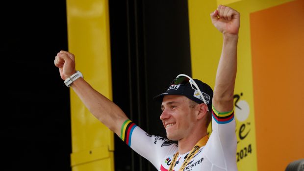 Belgický cyklista Remco Evenepoel vyhrál první ze dvou časovek na Tour de France a po sedmi etapách stáhl ztrátu na vedoucího Slovince Tadeje Pogačara, který dnes dojel druhý, z 45 na 33 sekund