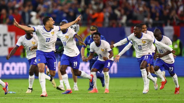 Francouzští fotbalisté porazili ve druhém čtvrtfinále mistrovství Evropy v Hamburku Portugalsko po bezbrankovém průběhu 5:3 na penalty a v úterý budou hrát v Mnichově se Španělskem o postup do finále