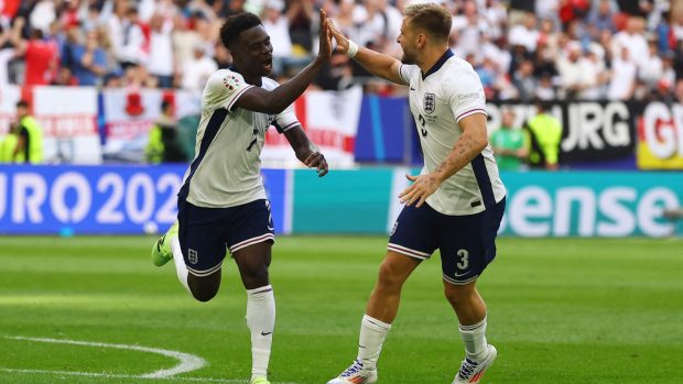 Bukayo Saka a Luke Shaw slaví gól Anglie