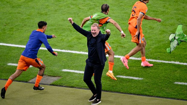 Nizozemský trenér Ronald Koeman postup do semifinále Eura náležitě oslavil