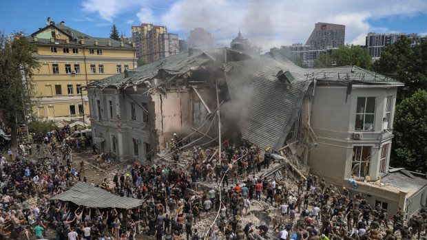 Ukrajinský prezident Volodymyr Zelenskyj mezitím na sociálních sítích uvedl, že pondělní útok, který mimo jiné zasáhl v Kyjevě největší dětskou nemocnici v zemi, si vyžádal 37 obětí a 170 raněných