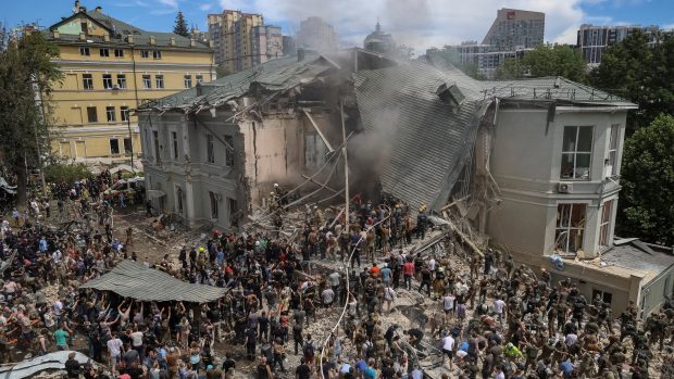 Záchranáři a dobrovolníci u dětské nemocnice Ochmatdyt, která byla poškozena při ruském raketovém útoku v Kyjevě
