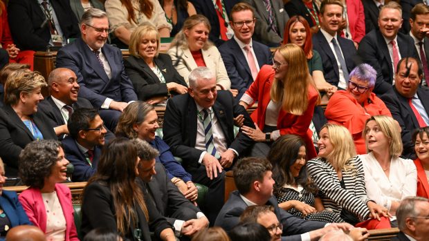 Členové Dolní sněmovny si dnes zvolili předsedu, jímž se stal Lindsay Hoyle