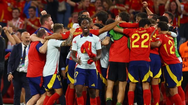 Španělští fotbalisté se radují z postupu do finále Eura