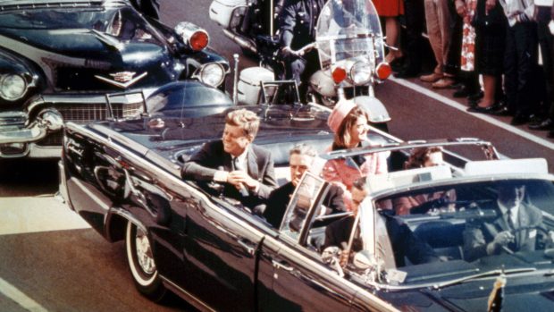 John F. Kennedy a Jackie Kennedyová v Dallasu 22. listopadu 1963