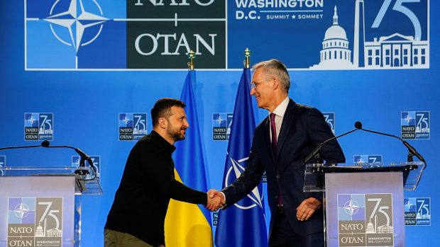 Ukrajinský prezident Volodymyr Zelenskyj a generální tajemník NATO Jens Stoltenberg na tiskové konferenci během summitu k 75. výročí založení NATO ve Washingtonu, USA, 11. července 2024.