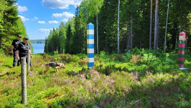 Finští pohraničníci hlídají finsko-ruskou hranici, která je v lese poblíž vesnice Hoilola ve východním Finsku