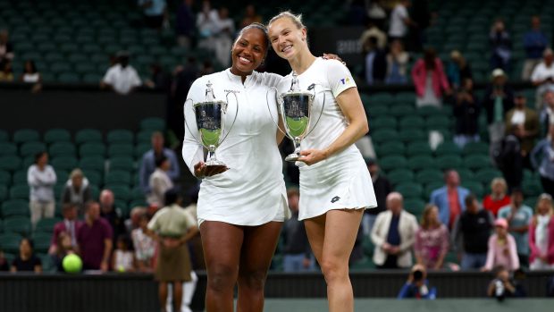 Taylor Townsendová a Kateřina Siniaková s trofejí pro vítězky čtyřhry ve Wimbledonu