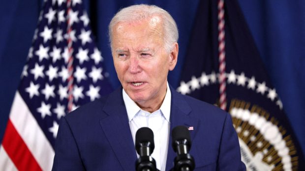 Biden přerušuje odpočinek a vrací se do Bílého domu