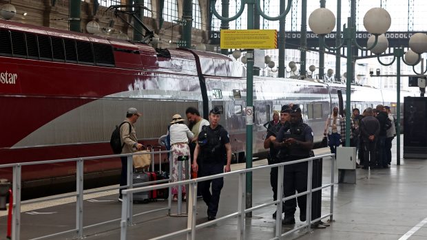 Policisté hlídkují na nádraží Gare du Nord po výhrůžkách proti francouzské síti vysokorychlostních vlaků TGV