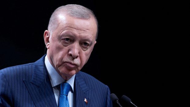 Turecký prezident Tayyip Erdogan během tiskové konference s řeckým premiérem Kyriakosem Mitsotakisem (není vidět) v prezidentském paláci v Ankaře, 13. května 2024