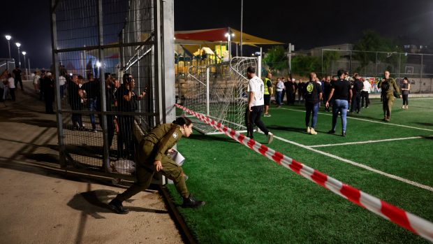 Místo bylo po zásahu raketou zataraseno policejní páskou