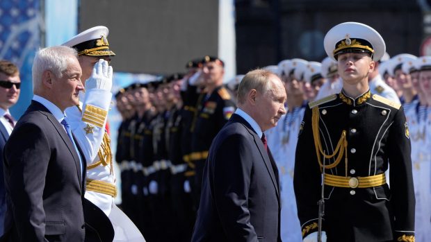 Ruský prezident Vladimir Putin se účastní každoroční přehlídky ke Dni námořnictva v Petrohradě