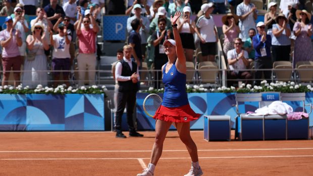 Tenistka Barbora Krejčíková zdraví fanoušky po úvodní výhře v olympijském turnaji v Paříži