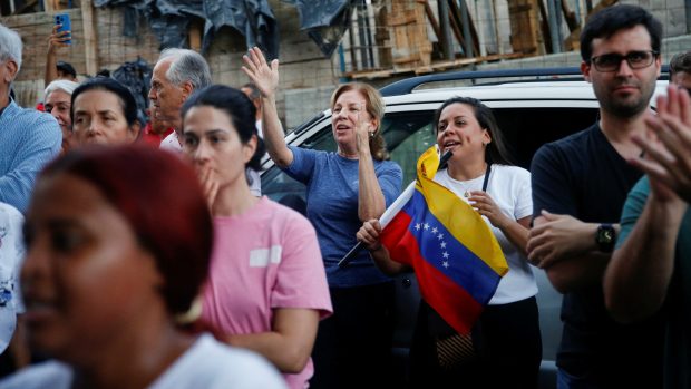 Příznivci venezuelské opozice demonstrují po prohlášení Nicoláse Madura vítězem prezidentských voleb.