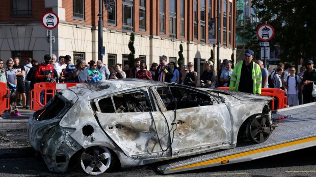 Úklid po nočních násilných protiimigračních demonstracích v Sunderlandu