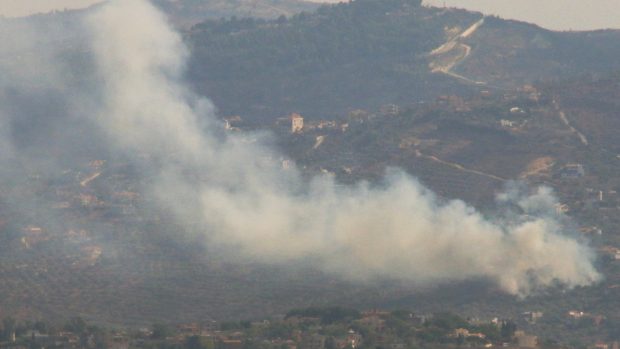 Kouř stoupá z Kfar Kila, uprostřed přeshraničních bojů mezi Hizballáhem a izraelskými silami, na snímku z Marjayounu u hranic s Izraelem, Libanon 3. srpna 2024