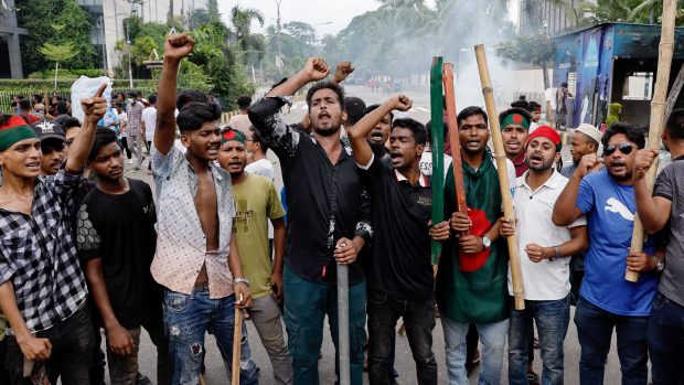 Demonstranti obsadili ulici během protestu požadujícího odstoupení bangladéšské premiérky Šajch Hasíny Vadžínové po protestech studentů proti reformě kvót, Dháka, Bangladéš, 4. srpna 2024