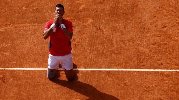 Srbský tenista Novak Djoković po vítězství v olympijském finále nad Španělem Carlosem Alcarazem