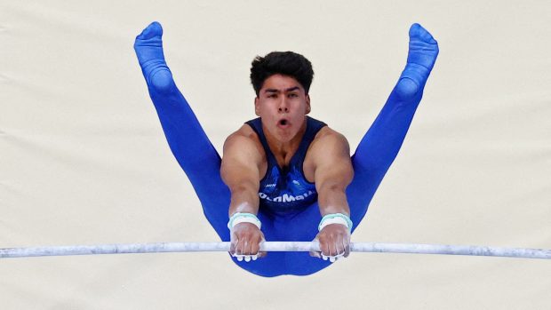 Gymnasta Angel Barajas z Kolumbie získal na olympijských hrách stříbrnou medaili na hrazdě