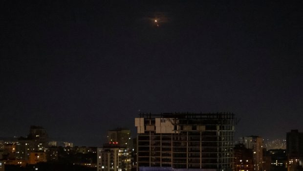 Výbuch na obloze nad Kyjevem (fotografie z 5. 8. 2024)